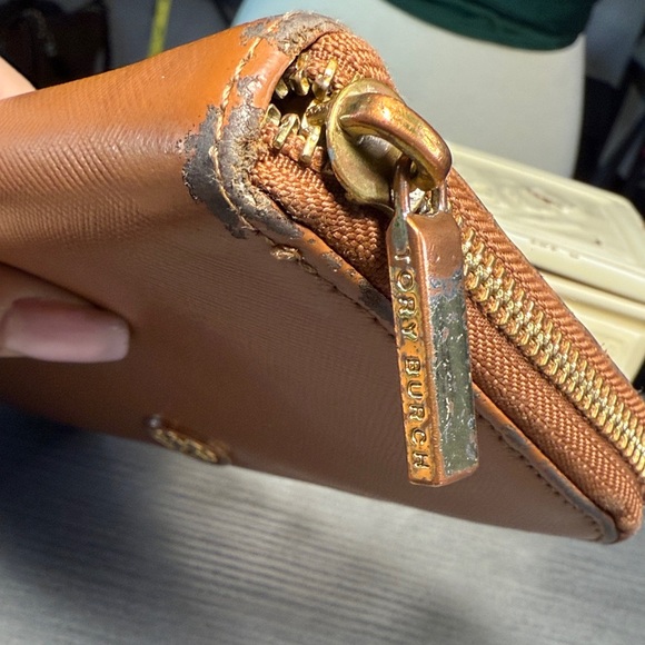 Tory Burch Gold Logo Tan Wallet - Picture 4 of 8